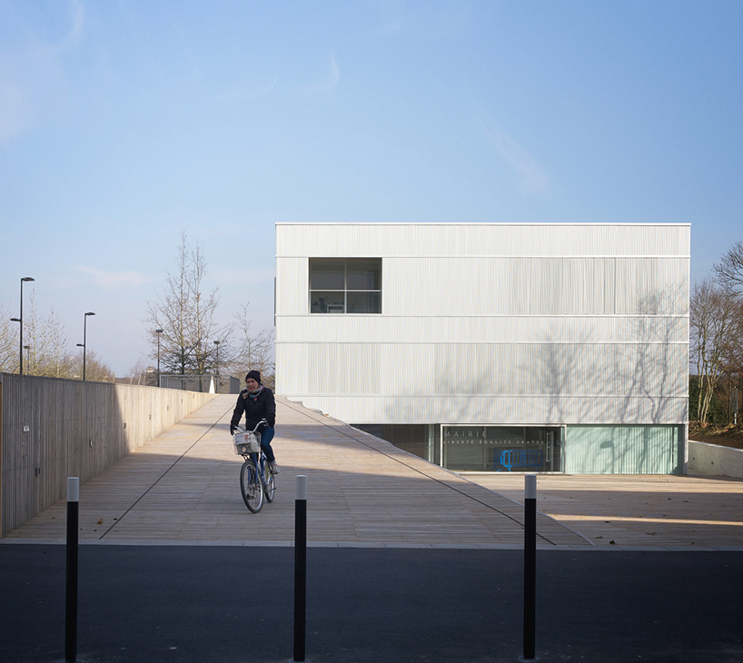 LAN-architects-saint-jacque-municipal-administration-building-france-designboom-02
