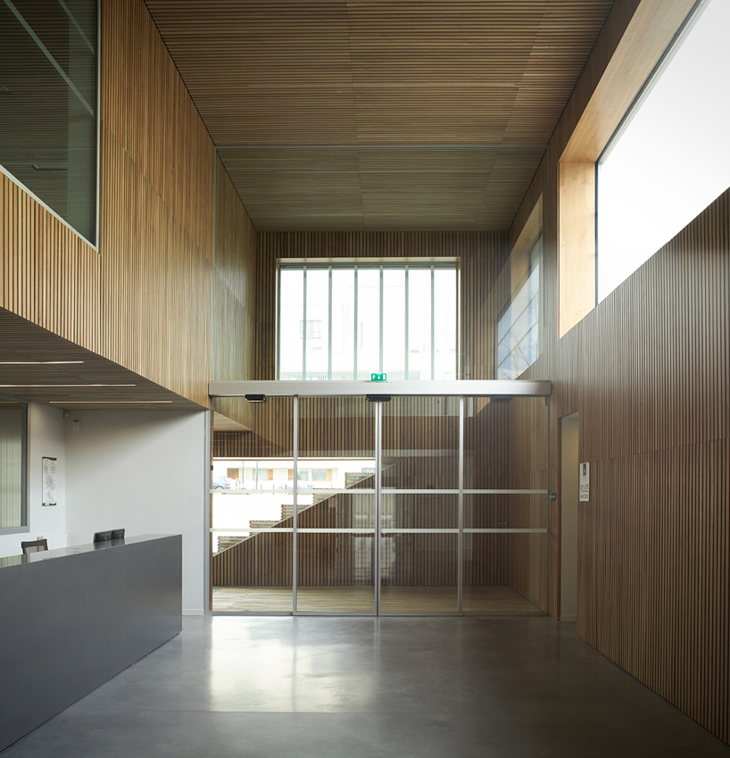 LAN-architecture-saint-jacque-municipal-administration-building-france-designboom