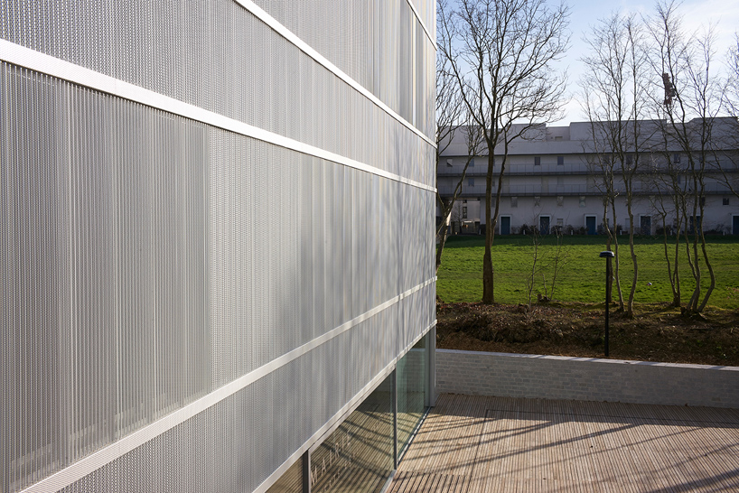 LAN-architecture-saint-jacque-municipal-administration-building-france-designboom