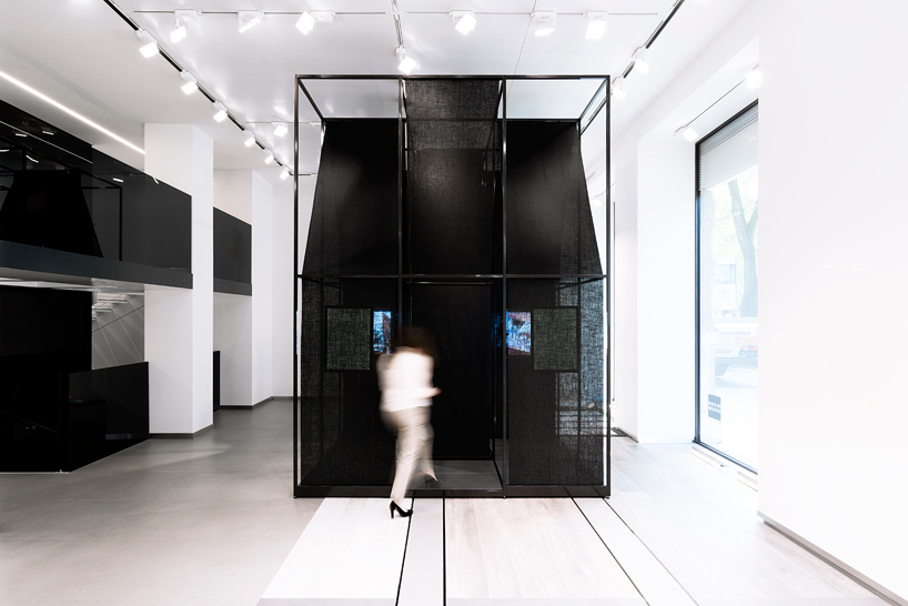 SET-architects-album-bff016-installation-florim-store-milan-designboom-02