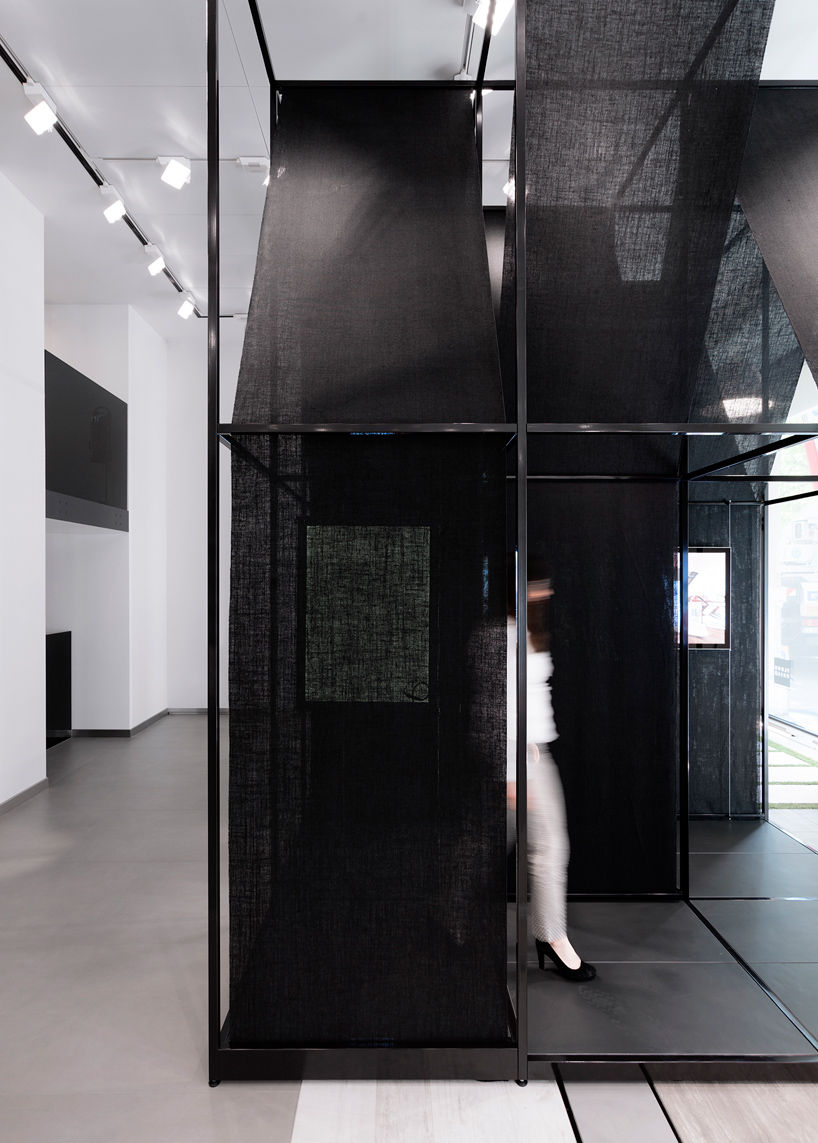 SET-architects-album-bff016-installation-florim-store-milan-designboom-02