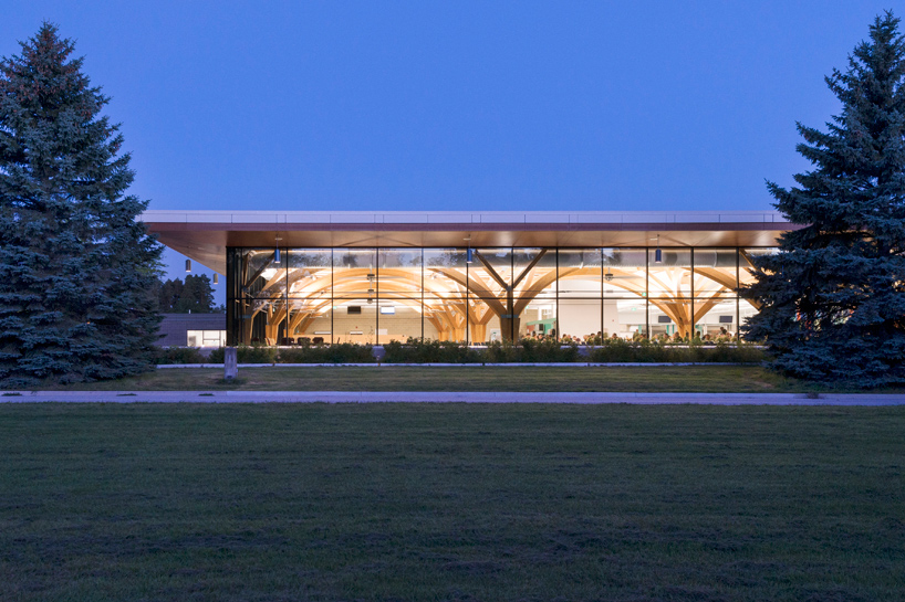 ZAS-architects-curtiss-kitchen-dining-facility-CFB-canada-designboom-02