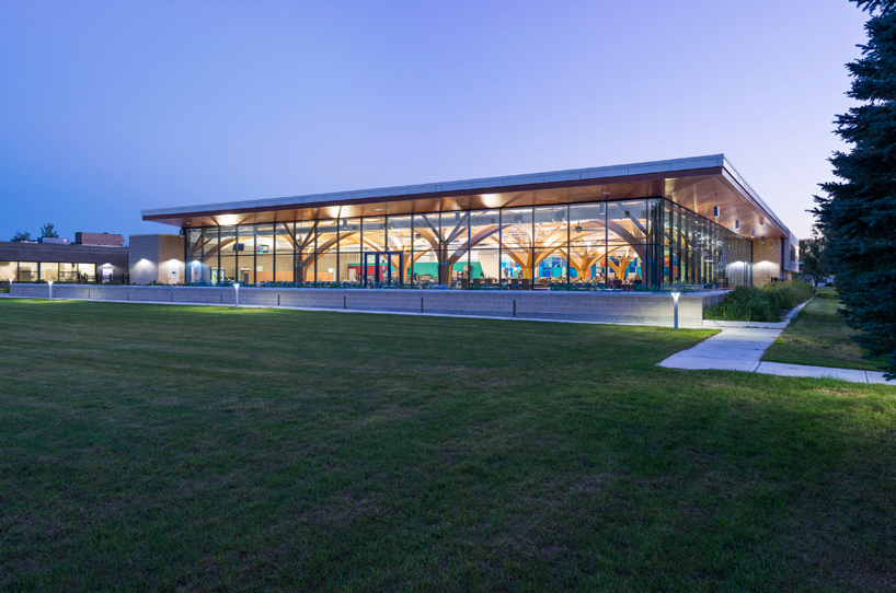 ZAS-architects-curtiss-kitchen-dining-facility-CFB-canada-designboom-02