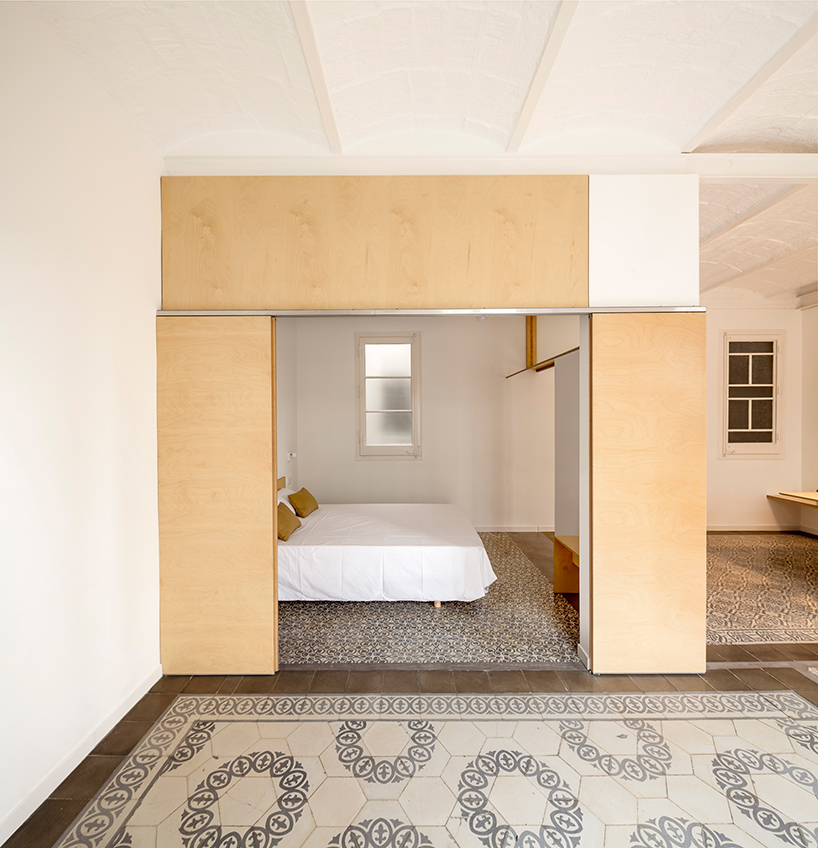 adrian-elizalde-apartment-renovation-eixample-barcelona-designboom-02