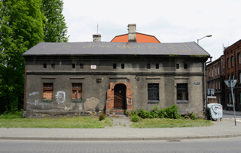 ian-strange-gold-wallpaper-building-poland-designboom-02