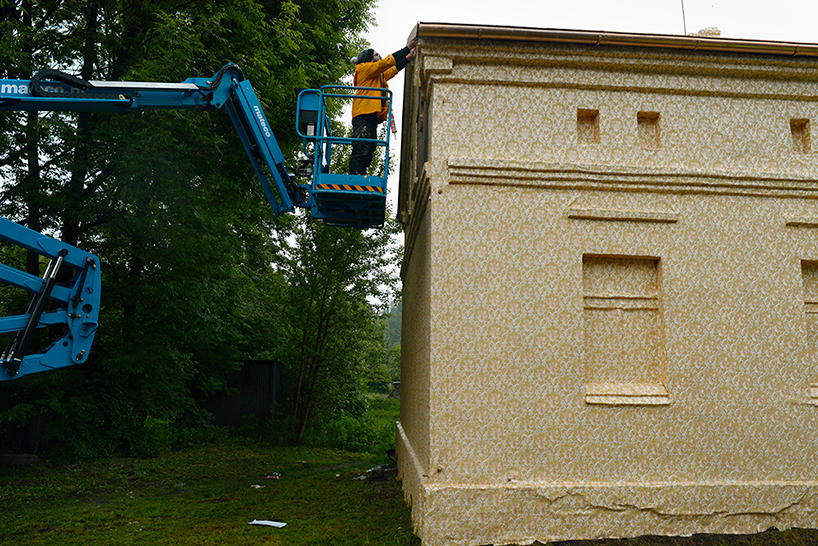 ian-strange-gold-wallpaper-building-poland-designboom-02