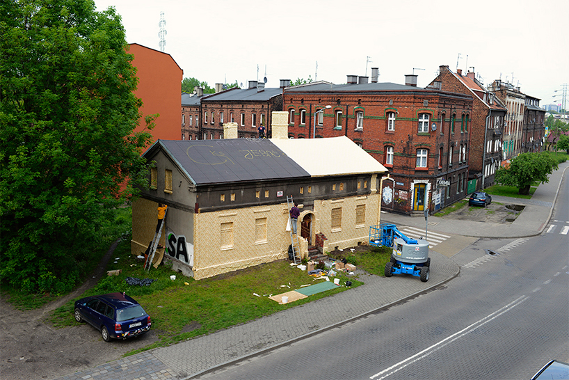 ian-strange-gold-wallpaper-building-poland-designboom-02
