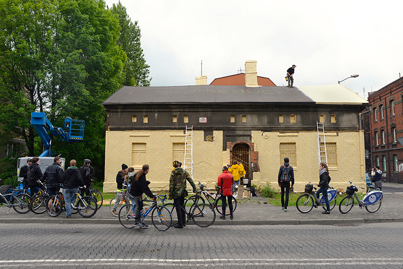ian-strange-gold-wallpaper-building-poland-designboom-02