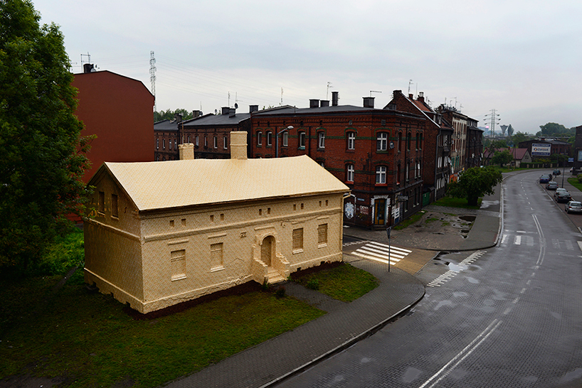 ian-strange-gold-wallpaper-building-poland-designboom-02