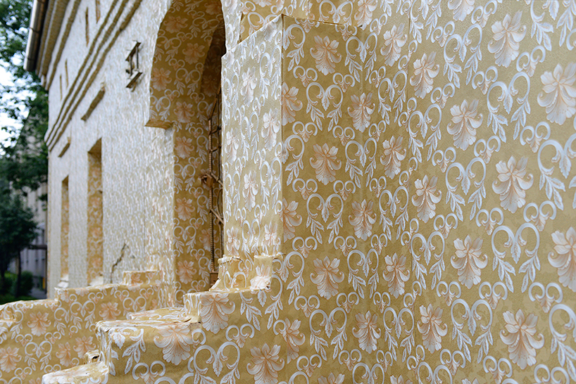 ian-strange-gold-wallpaper-building-poland-designboom-02