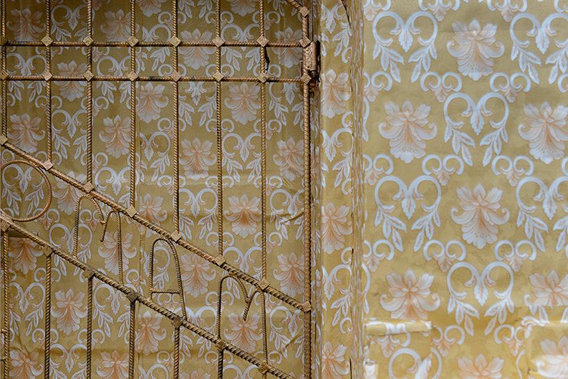 ian-strange-gold-wallpaper-building-poland-designboom-02