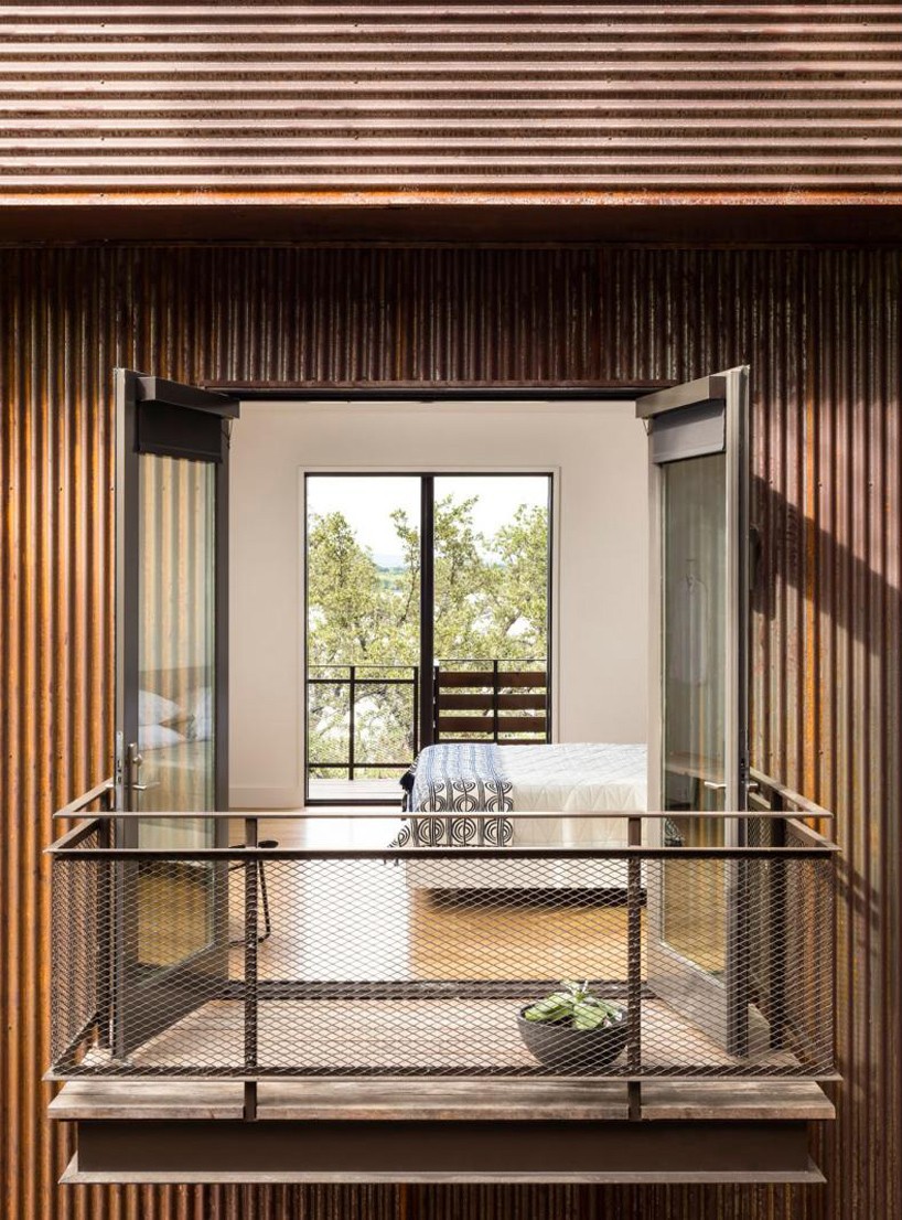 lake-flato-architects-blue-lake-retreat-marble-falls-designboom-06