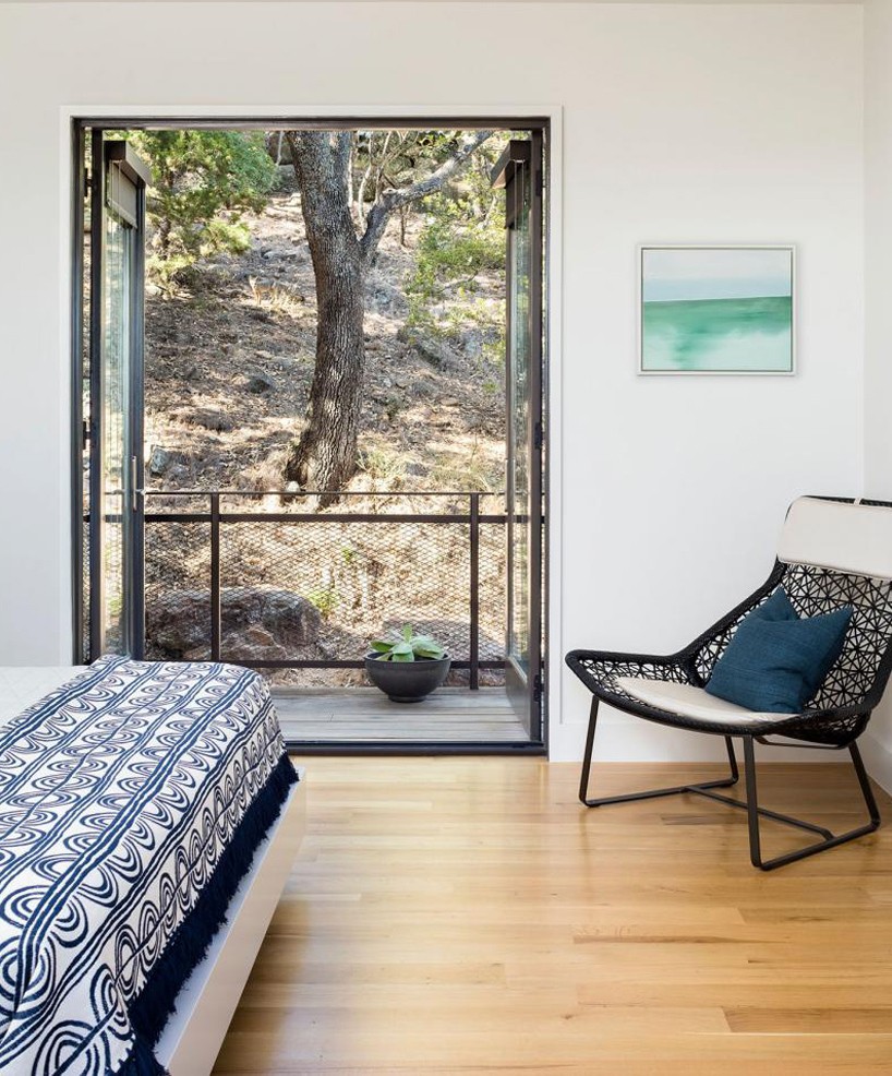 lake-flato-architects-blue-lake-retreat-marble-falls-designboom-07