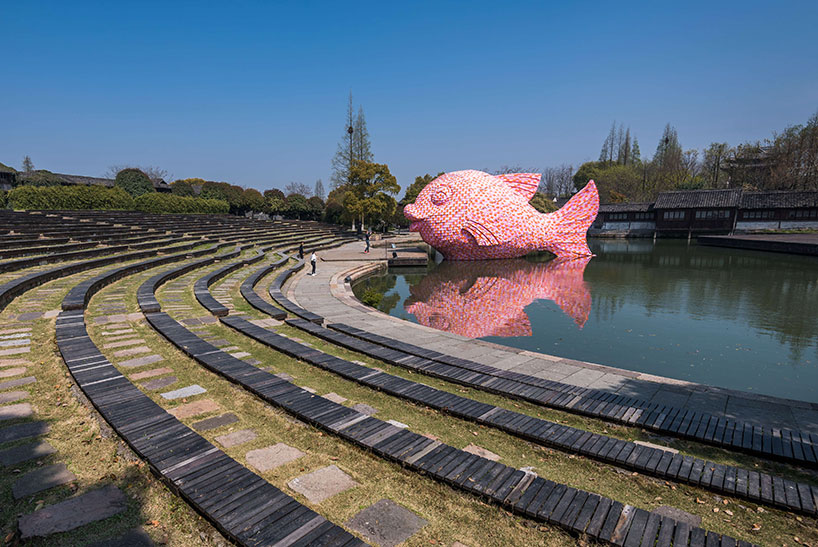 studio-florentijn-hofman-floating-fish-art-wuzhen-designboom-02