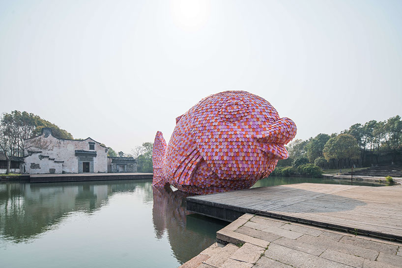 studio-florentijn-hofman-floating-fish-art-wuzhen-designboom-02