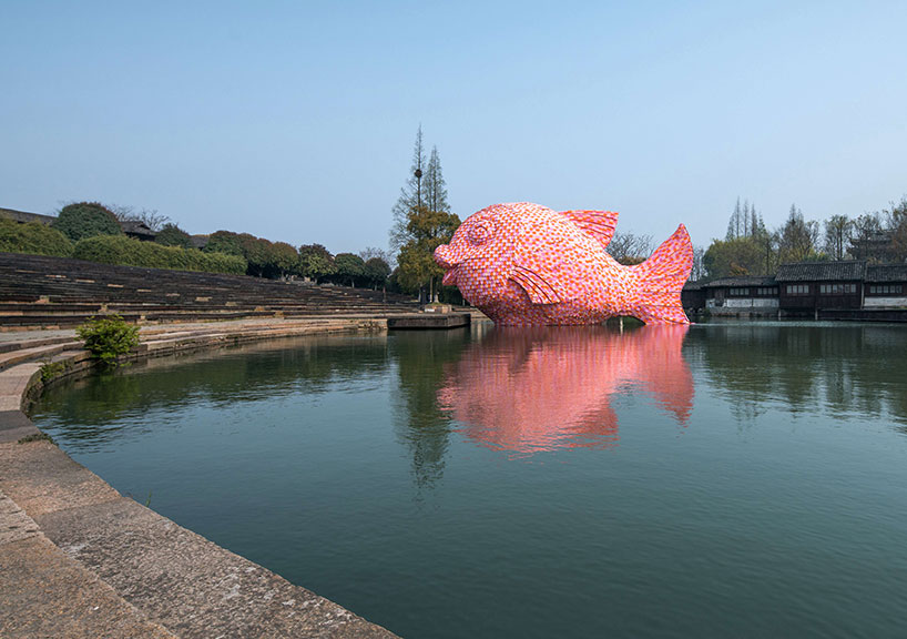 studio-florentijn-hofman-floating-fish-art-wuzhen-designboom-02