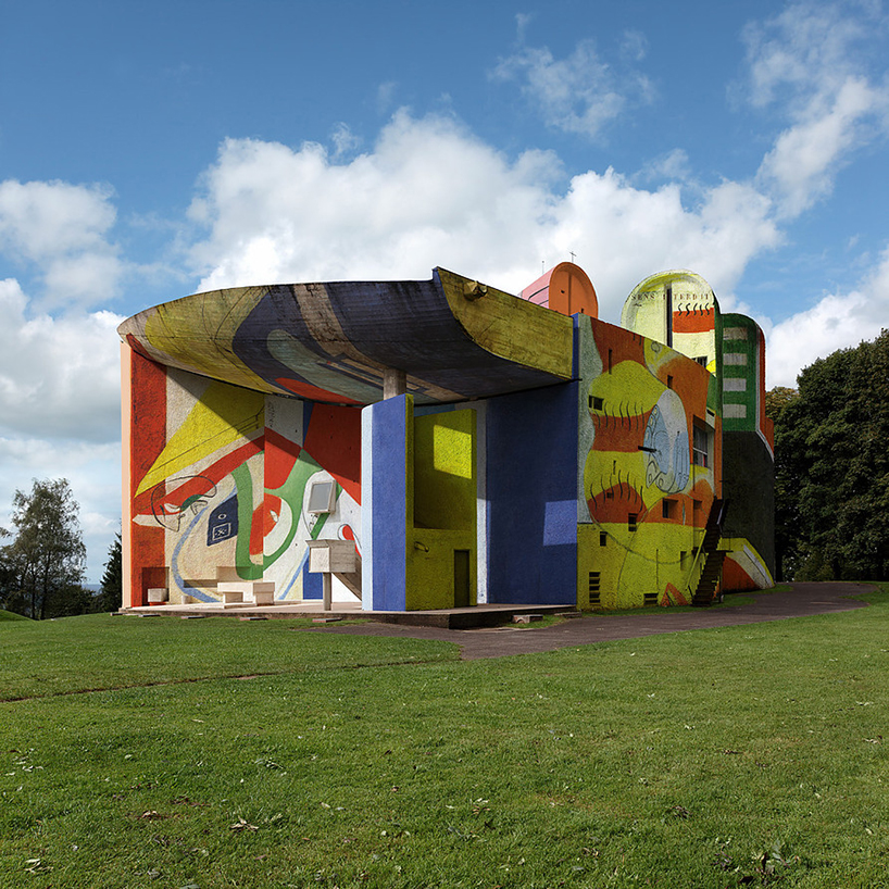 xavier-delory-le-corbusier-chapelle-ronchamp-graffiti-designboom-02