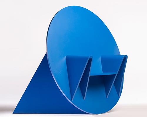adam whittaker builds 'en throne' chair from bold blue geometries