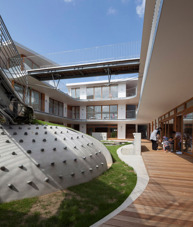 aisaka-architects-atelier-amanenomori-nursery-japan-designboom-02
