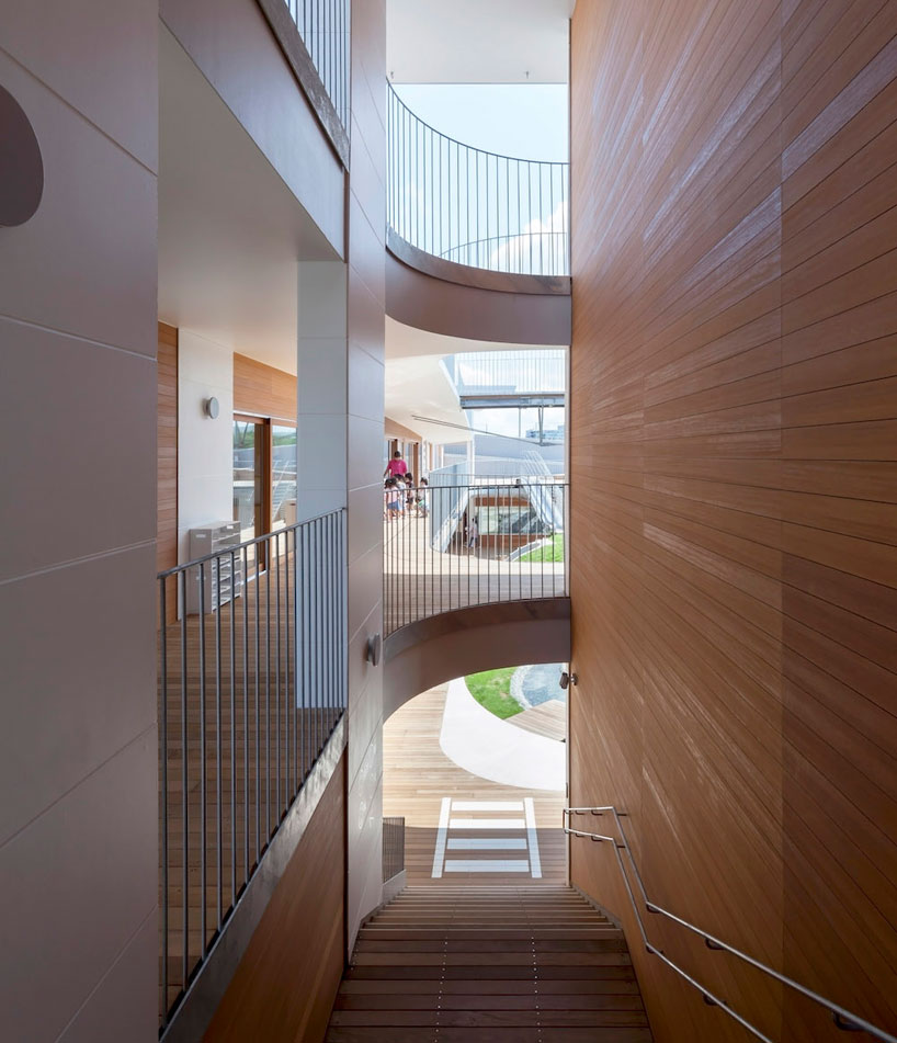 aisaka-architects-atelier-amanenomori-nursery-japan-designboom-02