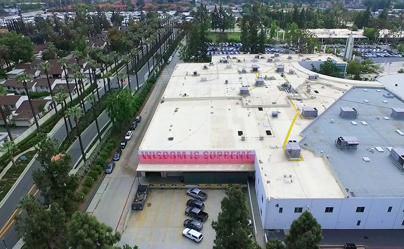 andrew-byrom-azusa-pacific-university-type-installation-designboom-04