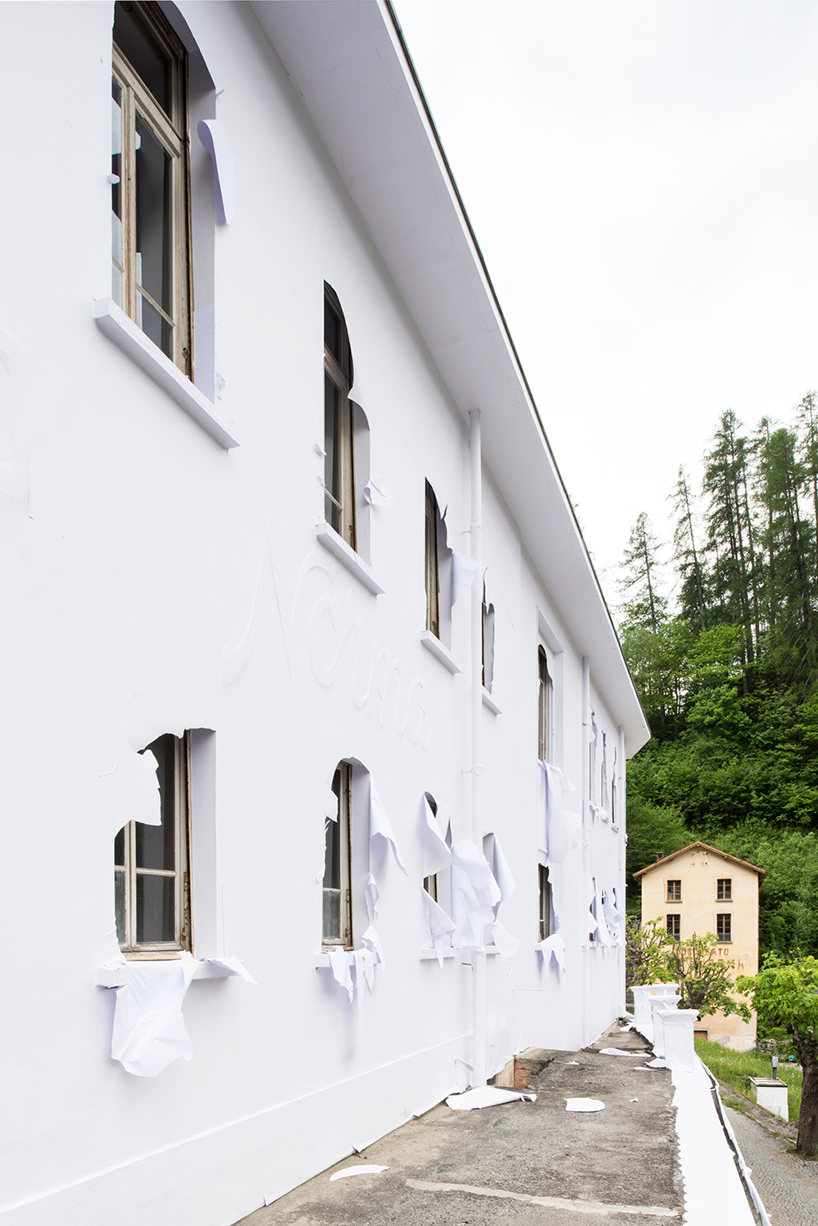 daniel-gonzaez-paper-building-la-fabbrica-del-cioccolato-designboom-02