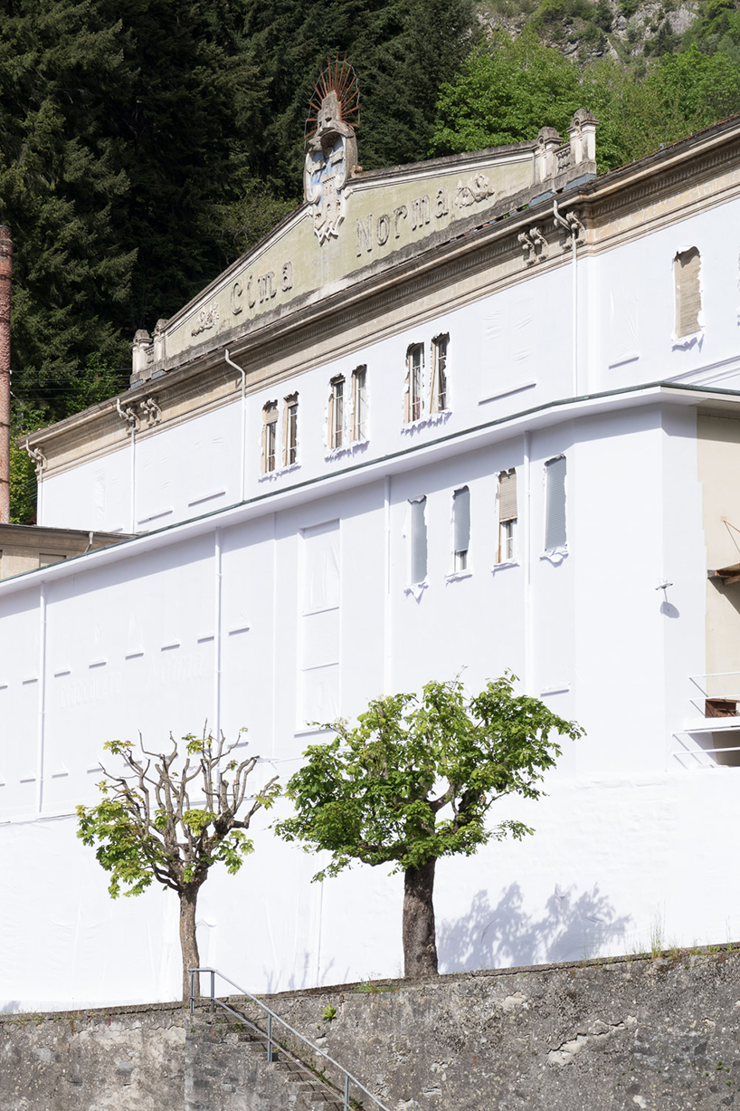 daniel-gonzaez-paper-building-la-fabbrica-del-cioccolato-designboom-02