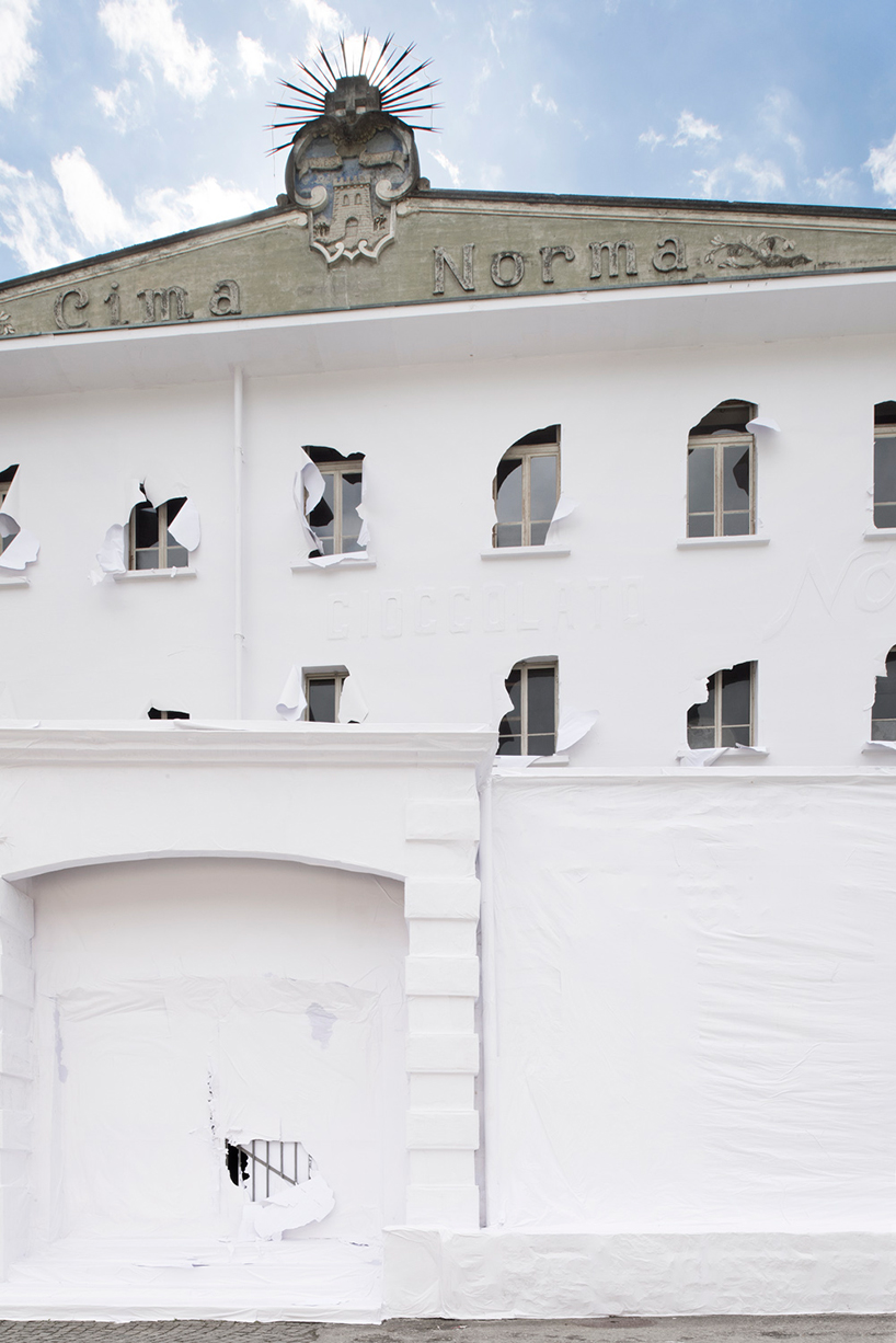 daniel-gonzaez-paper-building-la-fabbrica-del-cioccolato-designboom-02