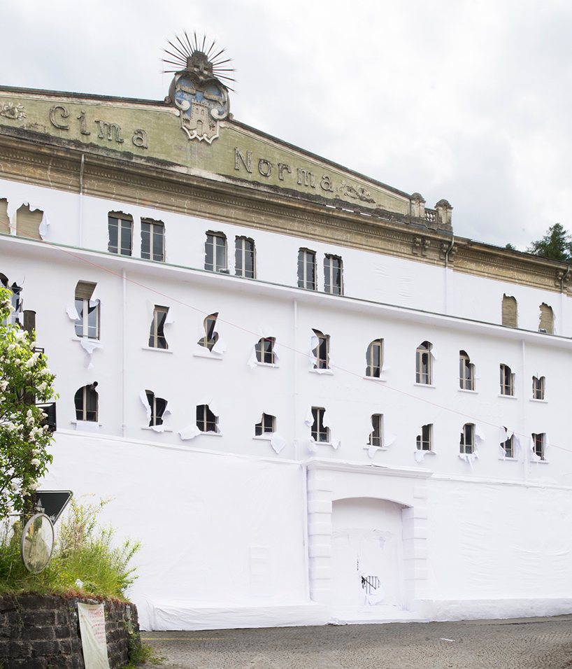daniel-gonzaez-paper-building-la-fabbrica-del-cioccolato-designboom-02