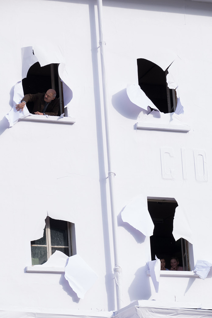 daniel-gonzaez-paper-building-la-fabbrica-del-cioccolato-designboom-02