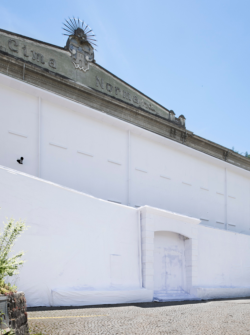 daniel-gonzaez-paper-building-la-fabbrica-del-cioccolato-designboom-02