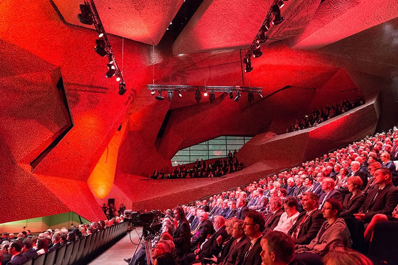 fernando-menis-ckk-jordanki-auditorium-poland-designboom-002