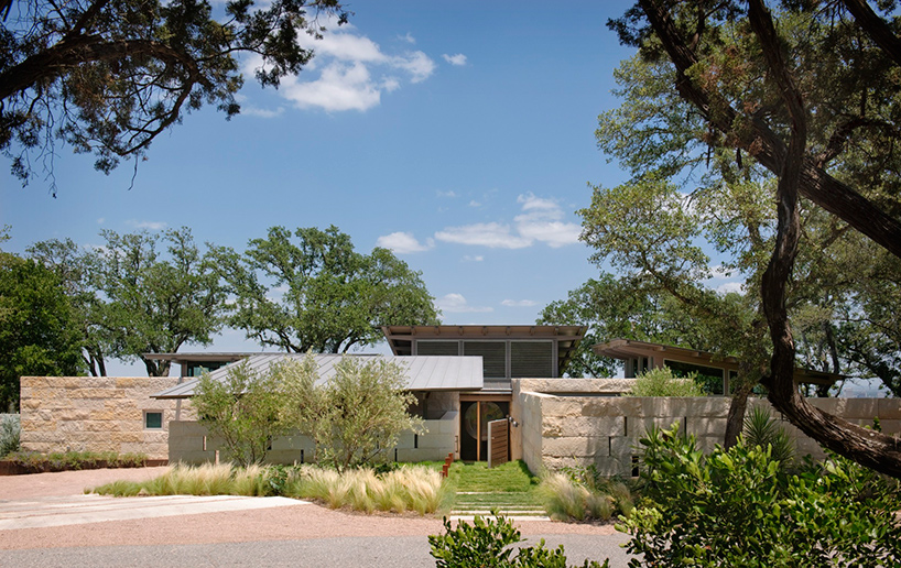 lake flato's hillside house in texas overlooks downtown austin
