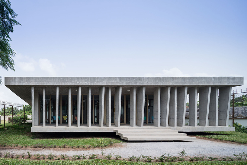 local-architecture-new-swiss-embassy-ivory-coast-abidjan-designboom-02