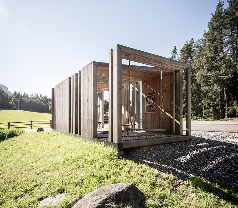 noa swinging frames