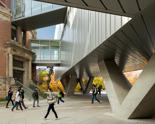 patkau architects supports the ARTlab at university of manitoba with V-shaped columns