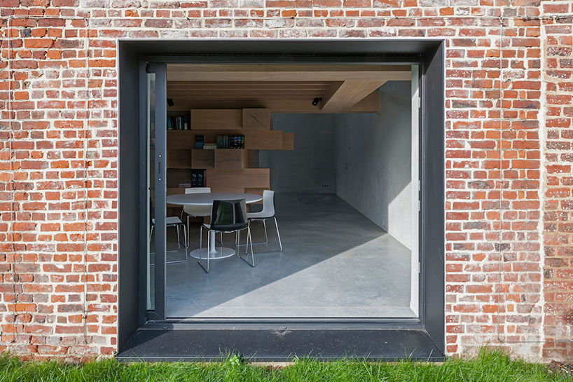 studio-farris-architects-stable-in-west-flanders-barn-conversion-belgium-designboom-02