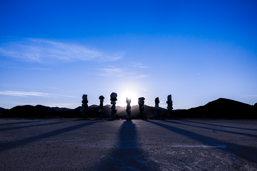 ugo-rondinone-seven-magic-mountains-designboom-02