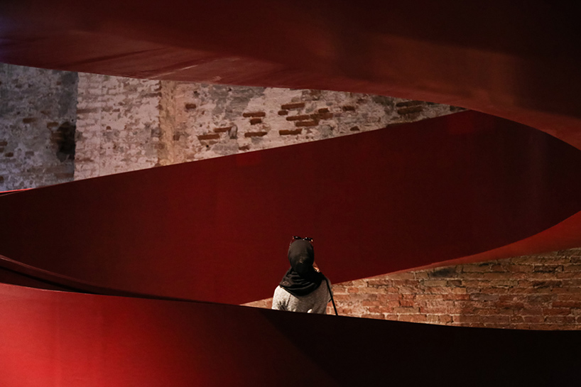 C+S-architects-suspended-red-walkway-eduCARE-venice-architecture-biennale-designboom-02