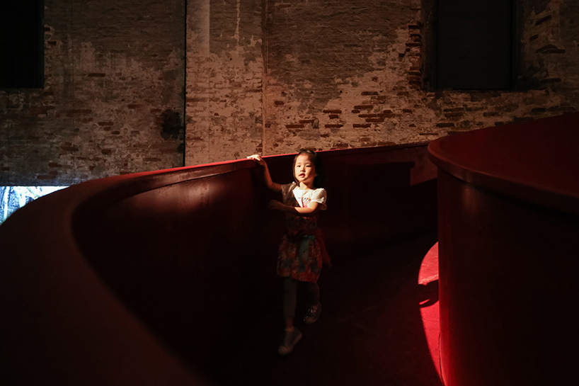 C+S-architects-suspended-red-walkway-eduCARE-venice-architecture-biennale-designboom-02