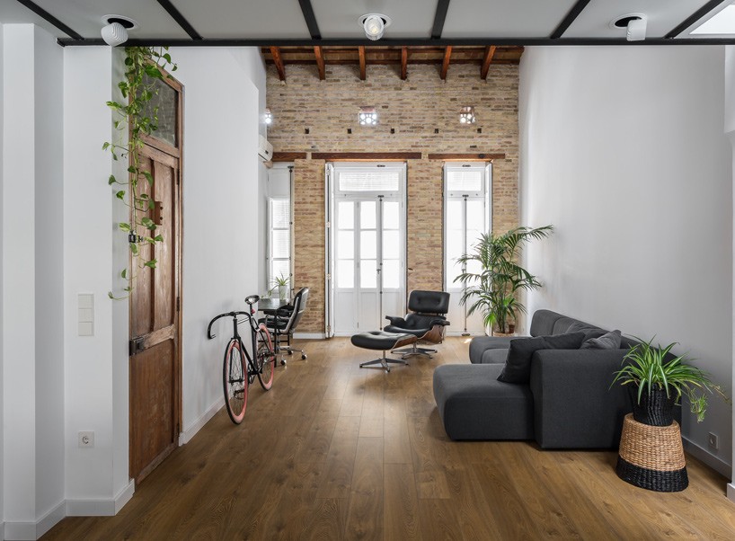 ambau-taller-d’arquitectes-loft-rehabilitation-valencia-designboom-01