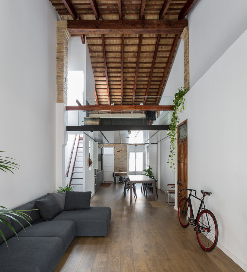 ambau-taller-d’arquitectes-loft-rehabilitation-valencia-designboom-02
