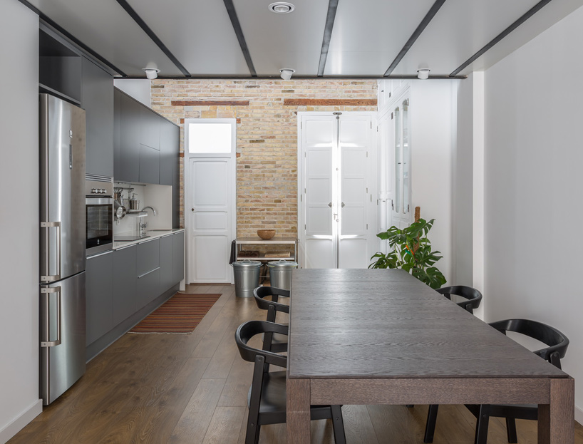 ambau-taller-d’arquitectes-loft-rehabilitation-valencia-designboom-02