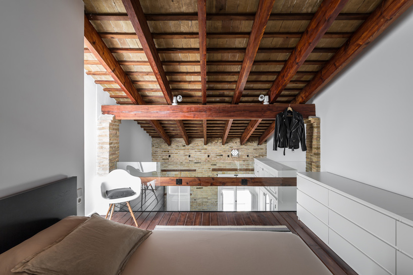 ambau-taller-d’arquitectes-loft-rehabilitation-valencia-designboom-02
