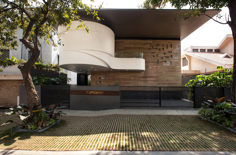 B one house  by cadence architects  has a private courtyard