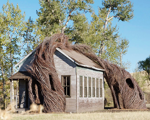 patrick dougherty weaves daydreams from willow trees at tippet rise, montana