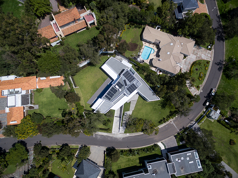 residencia cumbayá in ecuador by diego guayasamin