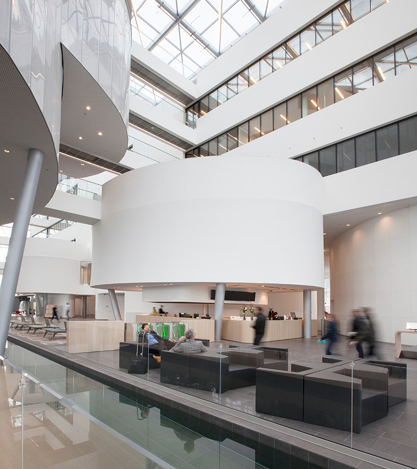 barco kortrijk belgium HQ jaspers-eyers architects