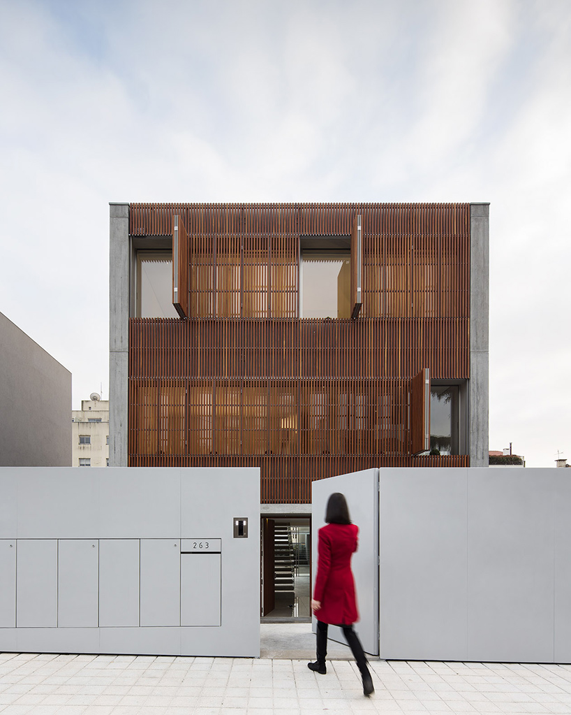 AZO-sequeira-arquitectos-associados-house-in-bonfim-porto-portugal-designboom-02