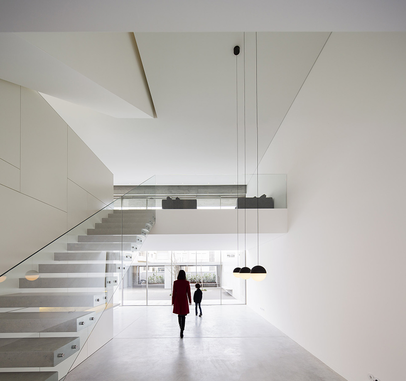 AZO-sequeira-arquitectos-associados-house-in-bonfim-porto-portugal-designboom-02